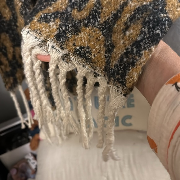 Sole Society | Leopard Scarf - Picture 4 of 5